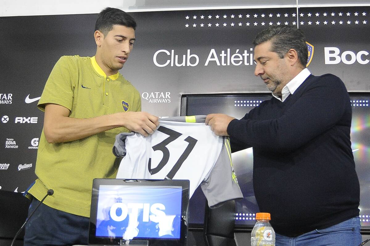 Esteban Andrada y Daniel Angelici, en la presentación del arquero
