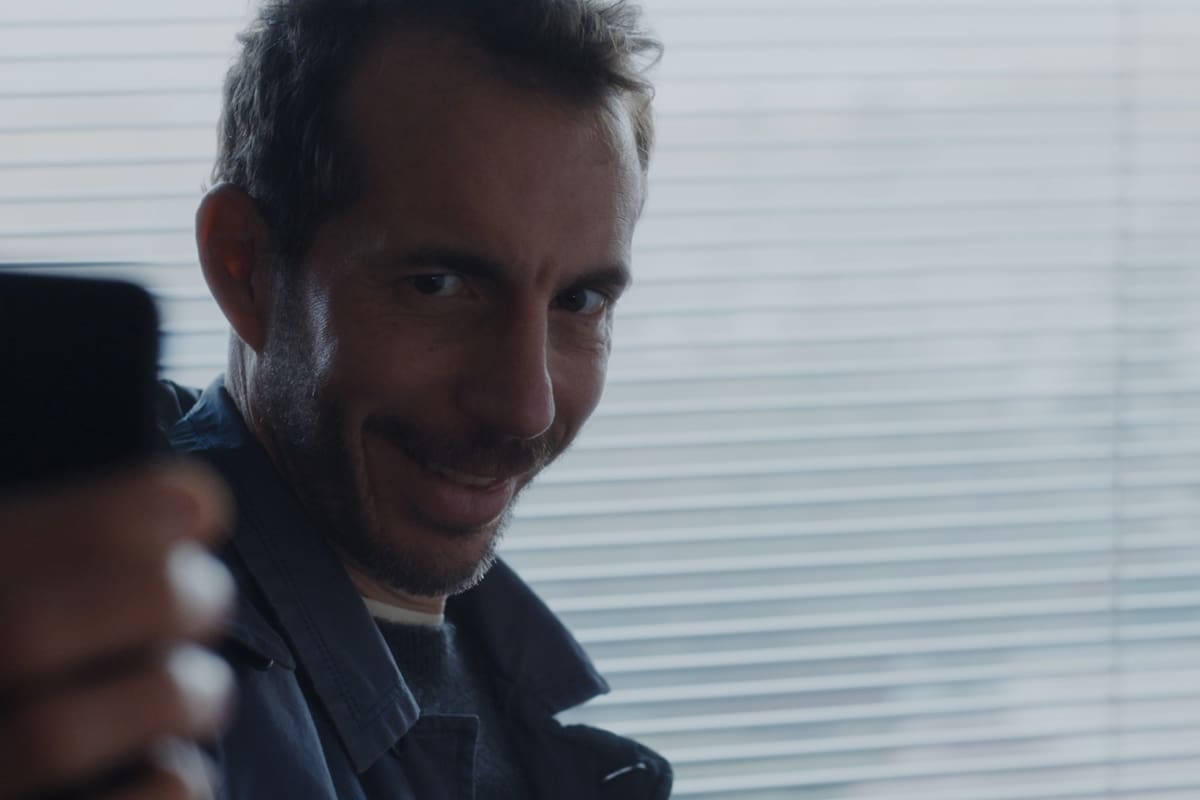 Esteban Bibligiardi interpreta a Esteban en la serie Manual de superviviencia