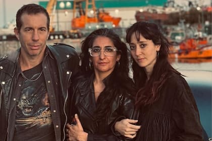 Esteban Bigliardi, Charo López y Camila Peralta, en un alto del rodaje que se llevó a cabo en Mar del Plata