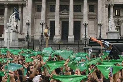 El senador se refirió de esa manera al proyecto que diputados nacionales de diferentes bloques, junto a militantes de la Campaña por el Aborto Legal, Seguro y Gratuito, presentaron esta mañana en la Cámara de Diputados, en la que constituye la séptima instancia formal para que el Parlamento debata e