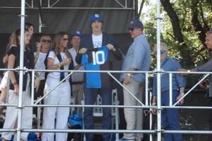 Esteban Bullrich, en la final de la URBA, recibió el afecto de la gente