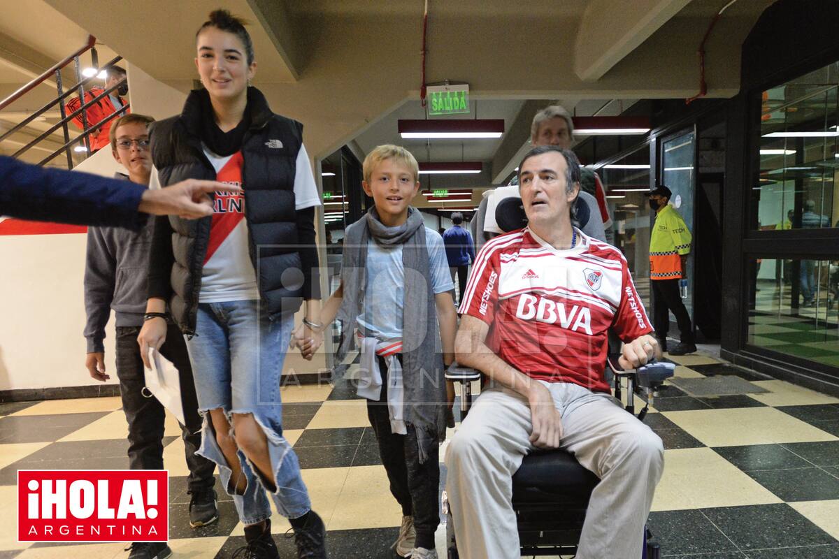 Esteban Bullrich entra en el Monumental junto a Margarita, Lucas y Agustín, tres de sus cinco hijos con su mujer, María Eugenia Sequeiros.