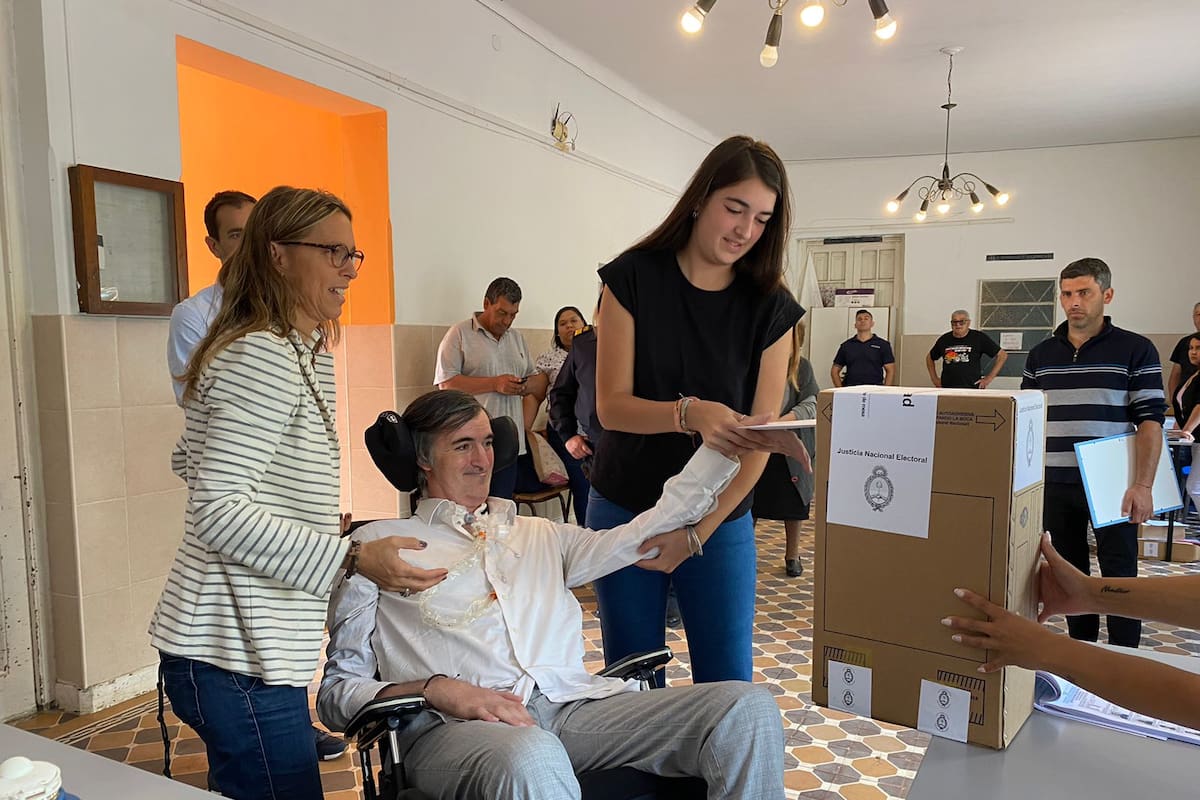 Esteban Bullrich fue a votar junto a su mujer, Uque Sequeiros, y su hija Agustina