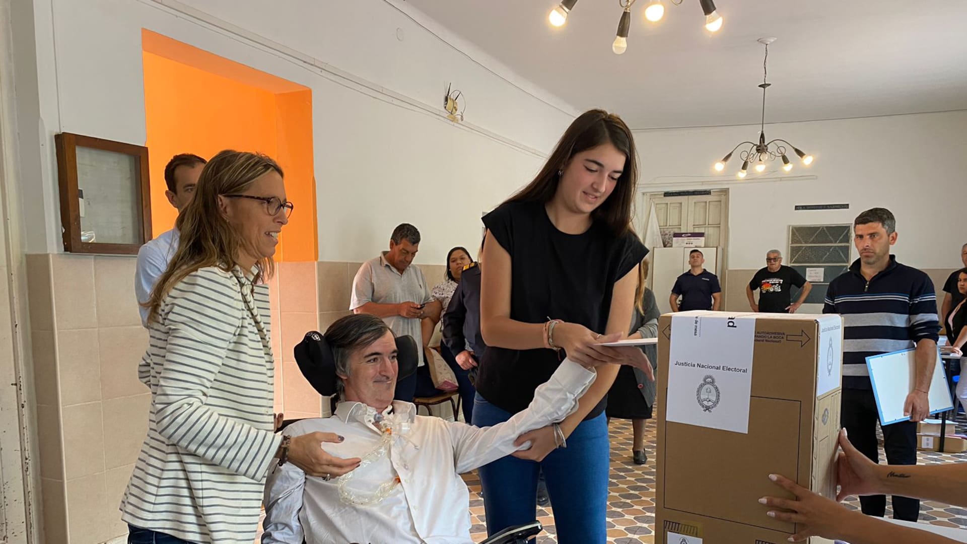 Esteban Bullrich fue a votar junto a su mujer, Uque Sequeiros, y su hija, Margarita