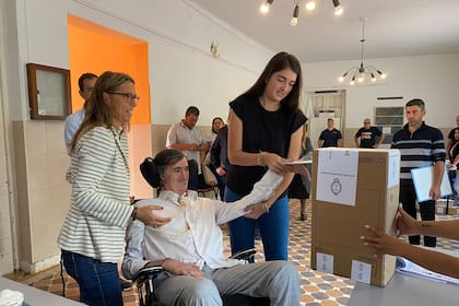 Esteban Bullrich fue a votar junto a su mujer, Uque Sequeiros, y su hija Agustina
