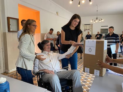 Esteban Bullrich fue a votar junto a su mujer, Uque Sequeiros, y su hija, Margarita