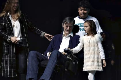 Esteban Bullrich junto a su familia en el evento a beneficio en el Movistar Arena; hoy anunció que consiguió un espacio propio para el tratamiento