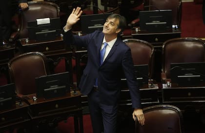 Esteban Bullrich, senador por Buenos Aires, saluda desde el recinto