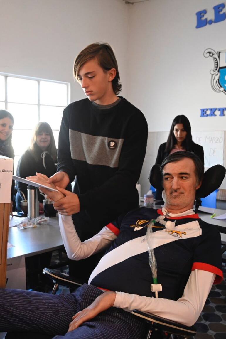 Esteban Bullrich votó en la localidad de Agustina, partido de Junín, junto a su hijo