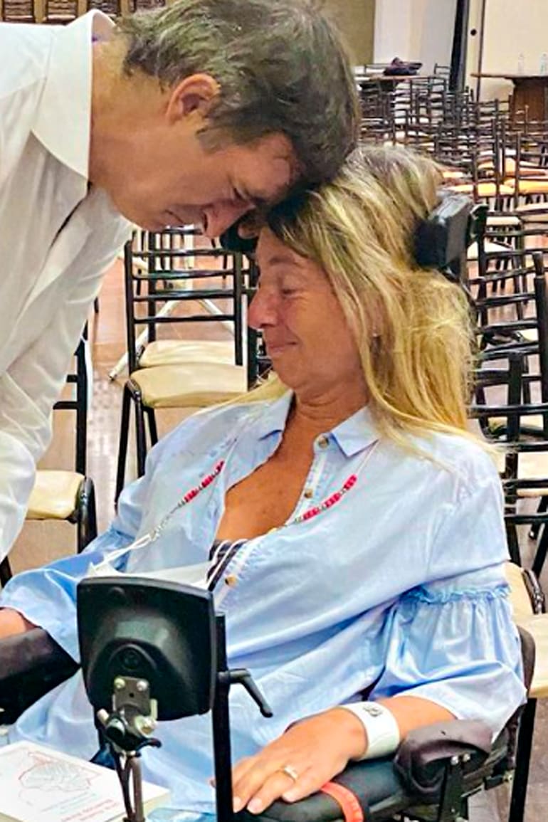 Esteban Bullrich y Marcela Capuano se conocieron la semana pasada, durante la presentación del libro del ex senador; "Lloramos tanto que no pudimos ni hablar", cuenta ella.