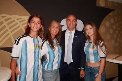 Esteban Cambiasso y su esposa Claudia Fittipaldi pudieron disfrutar del reciente Mundial junto a sus hijos Victoria y Dante