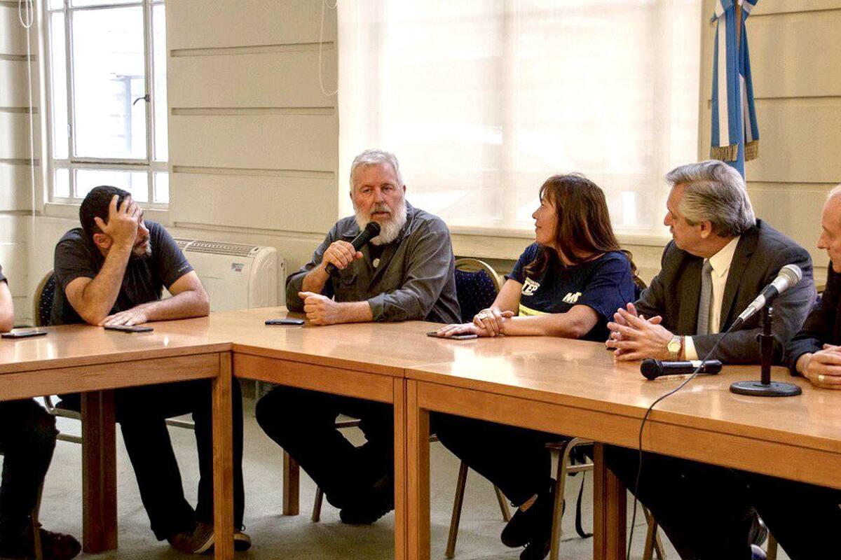 Esteban Castro (Ctep, con el micrófono), junto a Pérsico (Evita), Menéndez (Barrios de Pie), Jackie Flores (Ctep), Fernández y monseñor Lugones