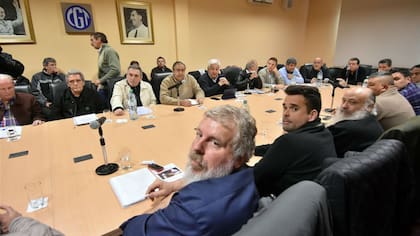 Esteban Castro (CTEP), Daniel Menéndez (Barrios de Pie) y Emilio Pérsico (Movimiento Evita), en septiembre pasado, junto a los líderes de la CGT unificada