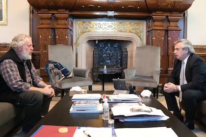 Esteban Castro, de la Unión de Trabajadores de la Economía Popular, con el presidente Alberto Fernández