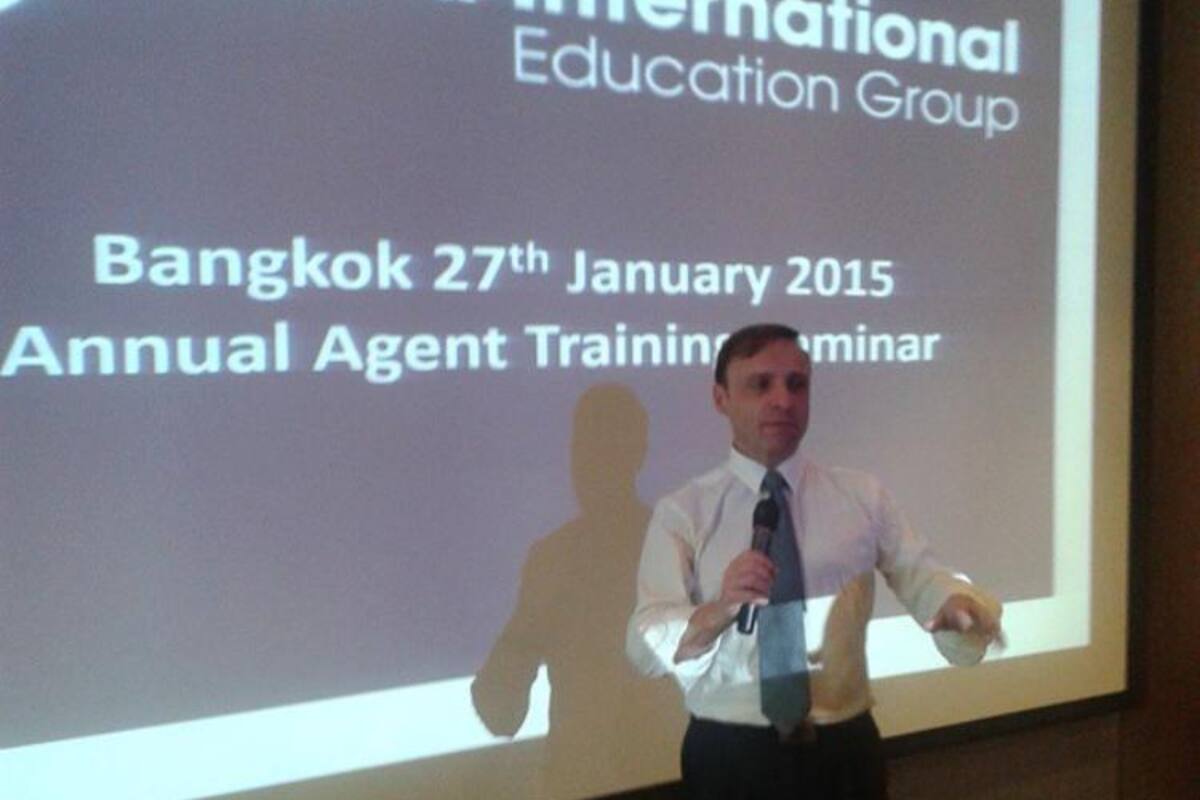 Esteban Cichello Hübner en una conferencia para Oxford.