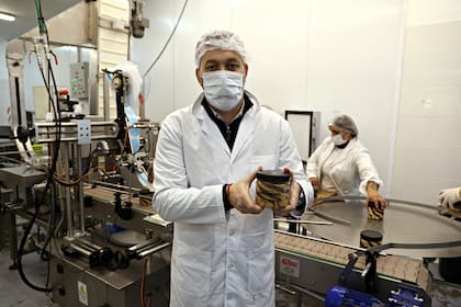 Esteban cuenta que su empresa es sustentable porque parte de la fábrica está abastecida con energía solar y todo el circuito de agua, los desechos, se convierten en agua para riego