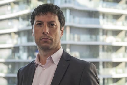 Esteban Domecq estudió Economía en la Universidad de Buenos Aires (UBA) y realizó dos másteres en Finanzas y Economía en la Universidad del CEMA (Ucema); fue miembro del Comité de Dirección IDEA Pyme 2019, director general del Congreso Económico Argentino y docente de la Ucema; es fundador y presidente de Invecq Consulting