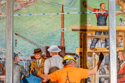 Esteban Granados, jefe de montaje de Atthowe Fine Art Services, instalando el mural en el Museo de Arte Moderno de San Francisco