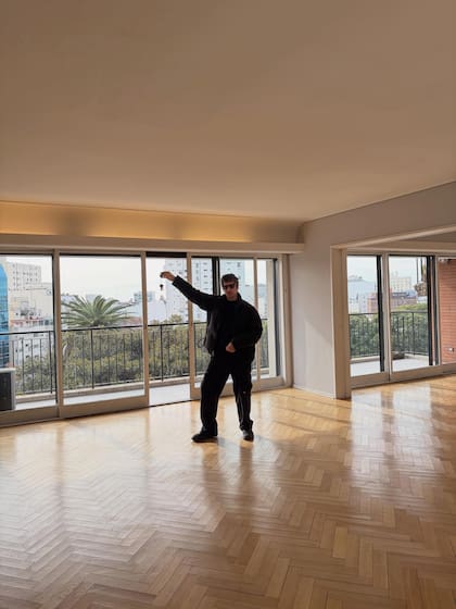 Esteban Lamothe con las llaves en mano (Foto: Instagram/@deboranishimoto)