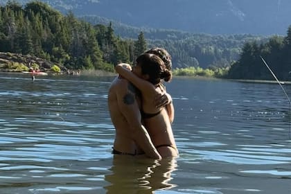 Esteban Lamothe le propuso casamiento a Débora Nishimoto en Chiloé, uno de los destinos que la pareja disfruta especialmente. “Queremos estar toda la vida juntos”, contó el actor a LA NACION sobre este nuevo paso