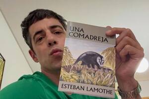 Esteban Lamothe mostró su libro de poesía que lanzará en las próximas semanas a la venta