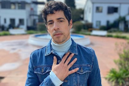 Esteban Lamothe recordó su adolescencia con una imagen sacada en su ciudad Ameghino