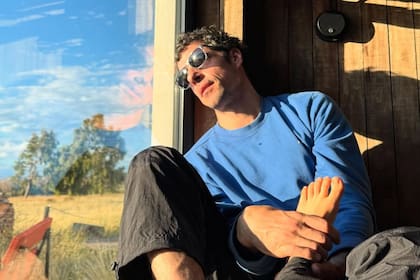 Esteban Lamothe vive en un departamento donde ningún espacio está librado al azar