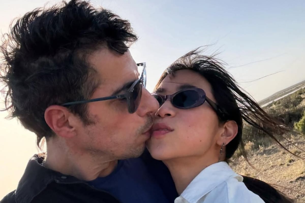 Esteban Lamothe y Débora Nishimoto confirmaron que se casarán antes de fin de año. La historia de amor comenzó durante las grabaciones de Envidiosa, aunque tardó meses en convertirse en romance: empezaron a salir cuando el rodaje estaba por terminar y, dos años después, se preparan para dar el sí