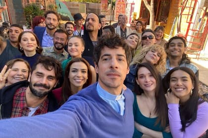Esteban Lamothe y una selfie con casi todo el elenco de la ficción de eltrece
