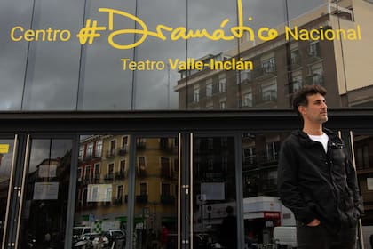 Esteban Meloni, frente al Centro Dramático Nacional, donde será dirigido por Andrés Lima