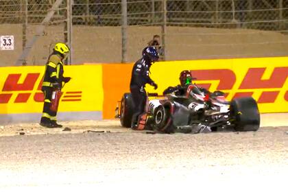 Esteban Ocon se despistó en el inicio de la Q2 y su Haas se destruyó al golpear de cola contra la pared