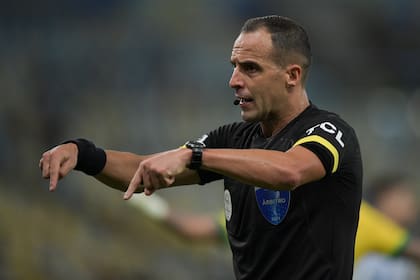 Esteban Ostojich dirigió la final entre la Argentina y Brasil, por la Copa América 2021, en el estadio Maracaná