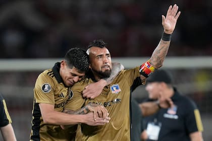 Esteban Pavez y Arturo Vidal festejan la clasificación de Colo Colo a cuartos de final de la Copa Libertadores tras eliminar a Junior de Barranquilla