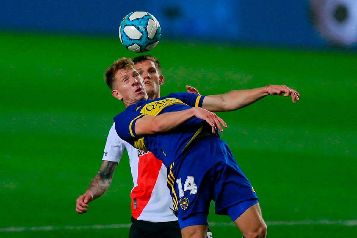 Esteban Rolón jugando con la camiseta de Boca ante River, en agosto de 2021; para Miguel Russo era el 5 más "táctico", pero igual jugó poco