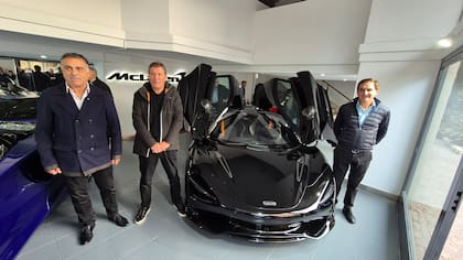 Esteban Ruiz, responsable de ventas de McLaren Argentina; Matías Velasco y Sergio Trepat
