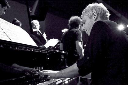 Esteban Sehinkman, sentado al piano del Ensamble Real Book Argentina