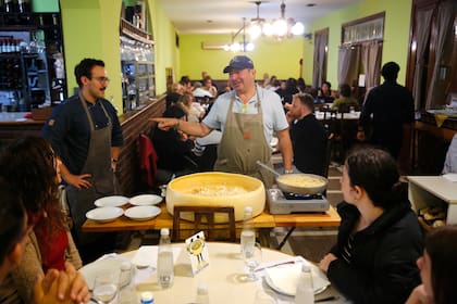 Esteban Usai, actual dueño del lugar, prepara el Cacio e Pepe en una horma de queso del tamaño de una rueda de auto
