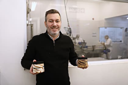Esteban Wolf, en su fábrica de helados