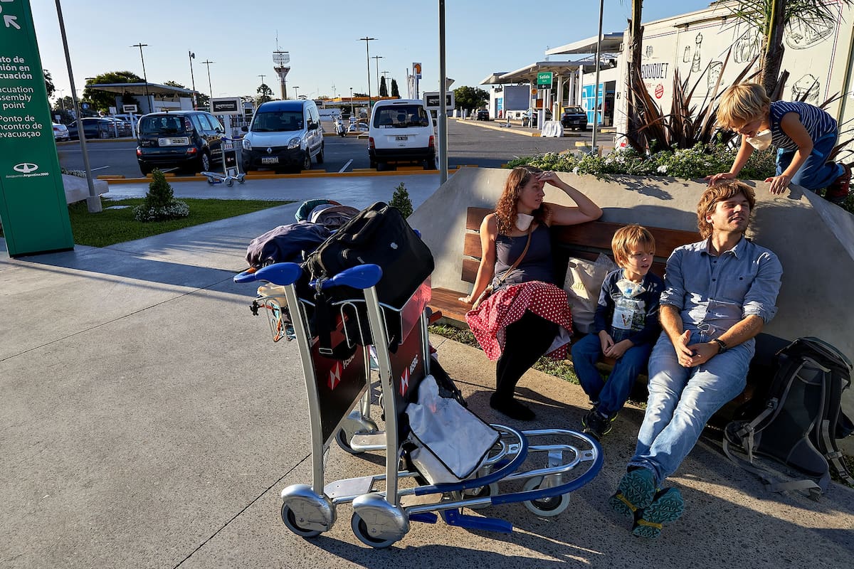 Esteban y Anika están radicados en Alemania y esperan viajar con sus tres hijos en un vuelo a Frankfurt.