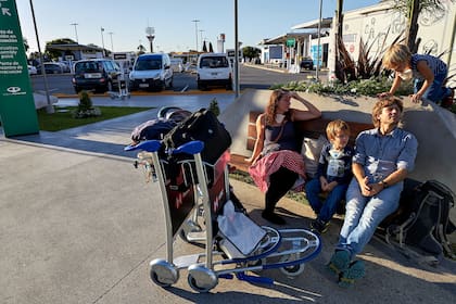 Esteban y Anika están radicados en Alemania y esperan viajar con sus tres hijos en un vuelo a Frankfurt.