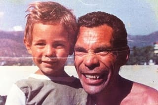 Su papá fue hiperfamoso y murió en lo mejor de su carrera: la vida del hijo del actor que más hizo reír