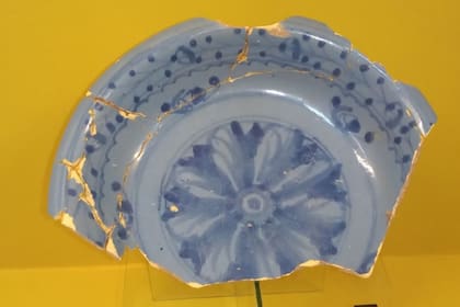Entre los objetos recuperados de Esteco hay piezas que tienen una antigüedad de 400 años como cerámica indígena de Santiago del Estero, candelabros españoles, mayólicas sevillanas, y hasta porcelana china que llegó a América traída por los colonizadores