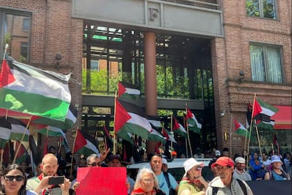 Esteche convocó a una marcha en el hotel Faena en apoyo a Palestina y al músico Roger Waters