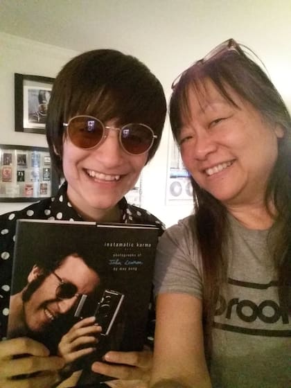 Estef junto a May Pang, en su departamento en Nueva York, en 2018