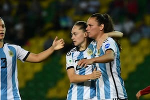 Estefanía Banini abraza a Florencia Bonsegundo, autora del segundo gol en el triunfo de Argentina sobre Perú por 4 a 0 en la Copa América de Colombia