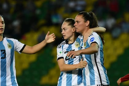 Estefanía Banini abraza a Florencia Bonsegundo, autora del segundo gol en el triunfo de Argentina sobre Perú por 4 a 0 en la Copa América de Colombia