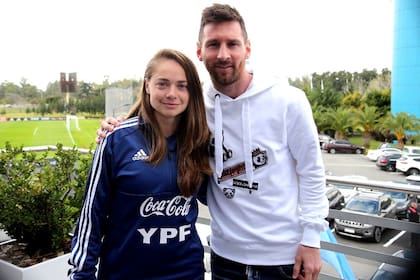 Estefanía Banini, la 10 de la selección femenina, con Lionel Messi en el predio de Ezeiza