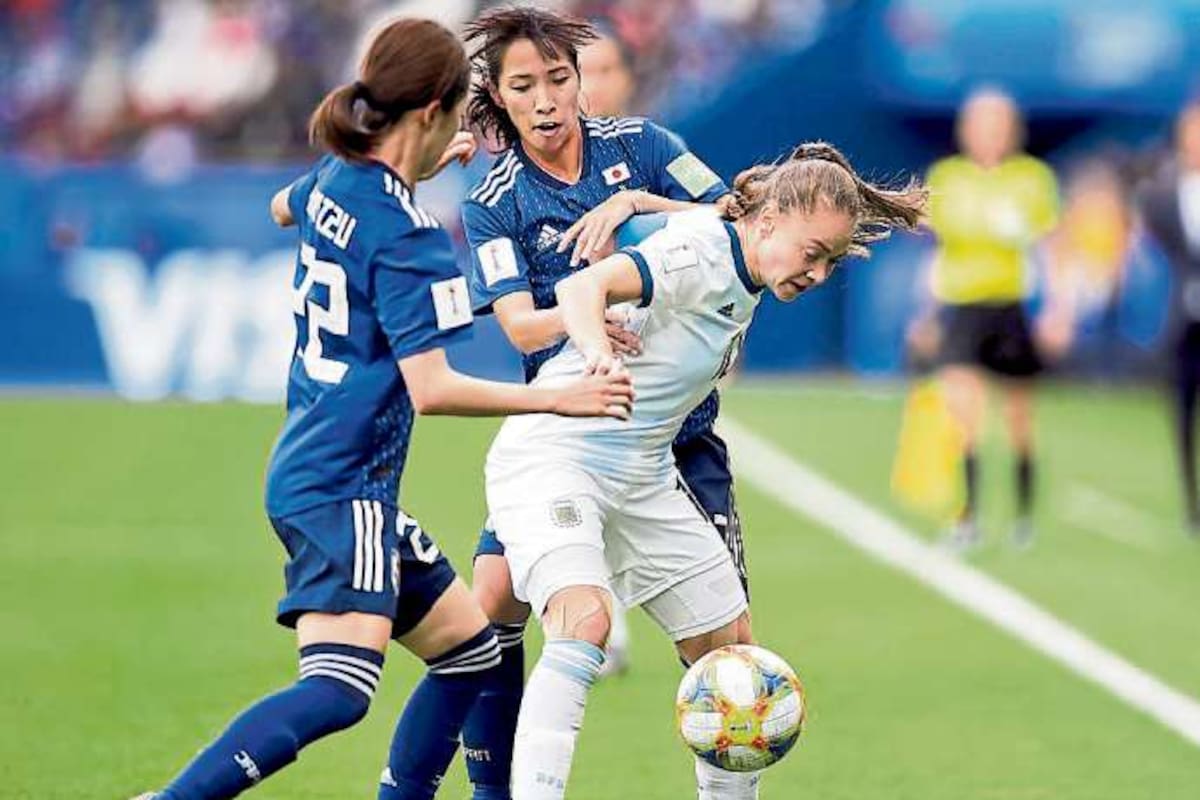Estefanía Banini cubre la pelota ante dos japonesas