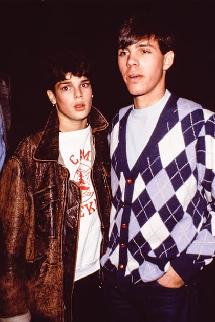 Estefanía junto a Paul Belmondo, el hijo del famosísimo Jean-Paul Belmondo. Fue la
primera relación que la princesa hizo oficial ante la prensa y quien la acompañó en su duelo por
la pérdida de su madre, la princesa Grace, en 1982. Estuvieron juntos dos años y convivieron en
París hasta su ruptura en 1985.