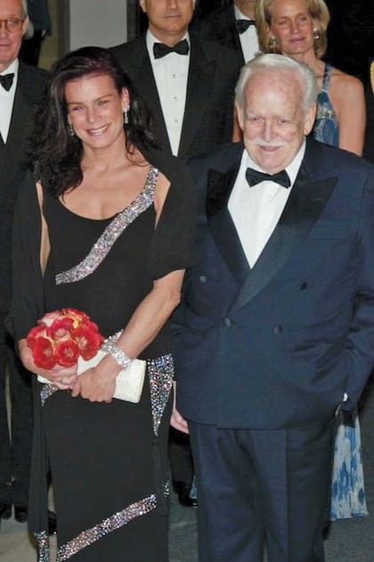 Estefanía junto a su padre, el príncipe Raniero, con el mismo vestido en el Baile de la Rosa de 2003